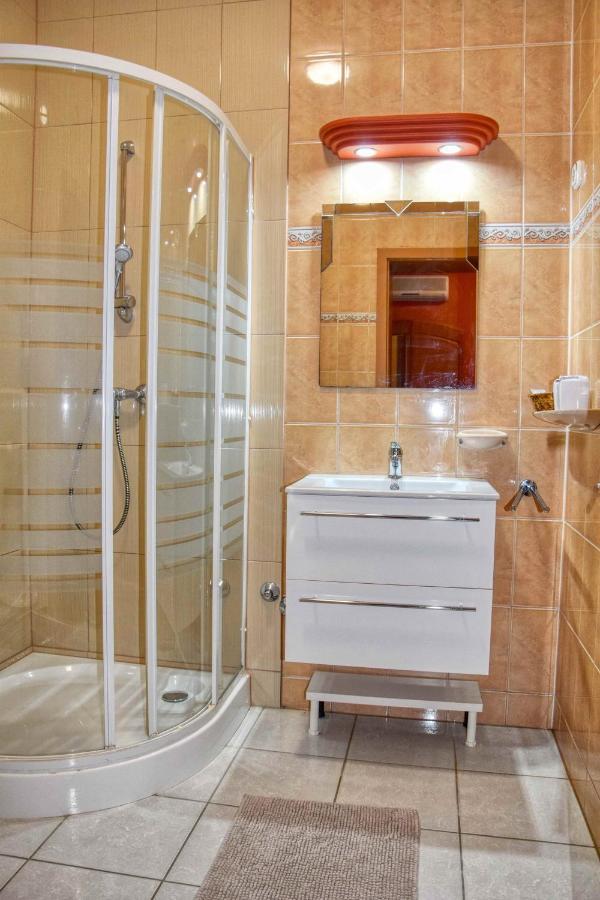 Hotel Penta Lux Тата Экстерьер фото