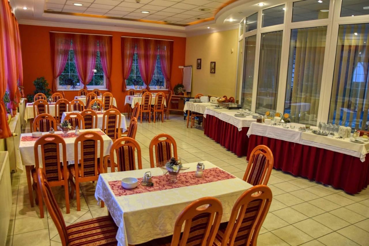 Hotel Penta Lux Тата Экстерьер фото