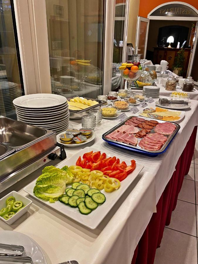 Hotel Penta Lux Тата Экстерьер фото