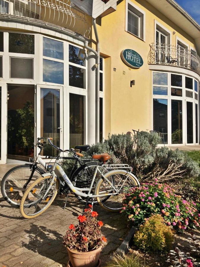 Hotel Penta Lux Тата Экстерьер фото